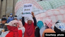 Aksi Jala PRT menuntut pengesahan RUU PPRT dalam aksi di depan Gedung DPR RI, Jakarta Rabu (15/2/2023). (Foto: Jala PRT/Koalisi)