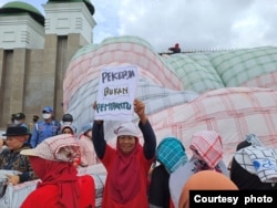 Aksi Jala PRT menuntut pengesahan RUU PPRT dalam aksi di depan Gedung DPR RI, Jakarta Rabu (15/2/2023). (Foto: Jala PRT/Koalisi)