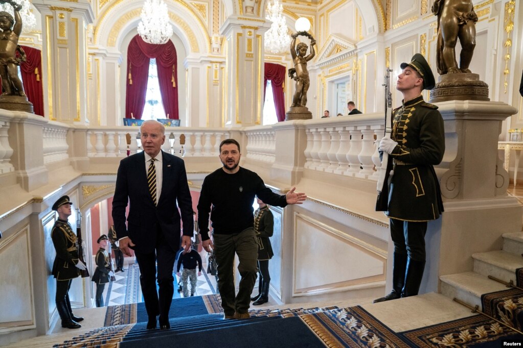Zelenskyy camina con Biden en el interior del Palacio Mariynskiy, donde se esperaba que los dos coversaran sobre el progreso de la guerra. En una declaración anterior anunciando la visita, Biden dijo que estaba reafirmando el "compromiso inquebrantable de Washington con la democracia, la soberanía y la integridad territorial de Ucrania".
