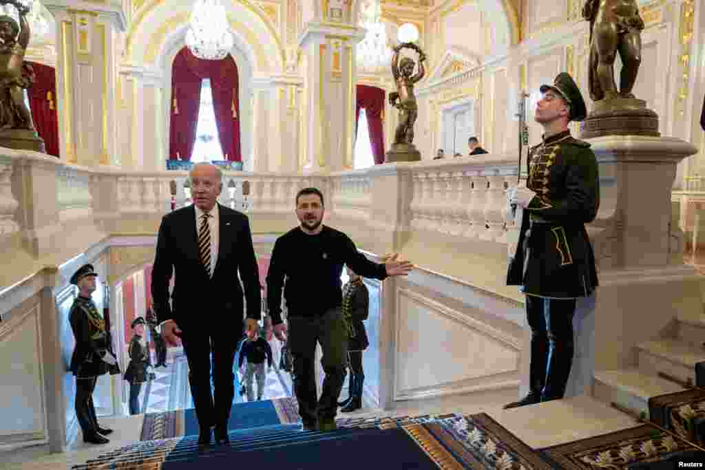 Zelenskyy camina con Biden en el interior del Palacio Mariynskiy, donde se esperaba que los dos coversaran sobre el progreso de la guerra. En una declaración anterior anunciando la visita, Biden dijo que estaba reafirmando el &quot;compromiso inquebrantable de Washington con la democracia, la soberanía y la integridad territorial de Ucrania&quot;.