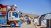 FILE - Pengungsi Afghanistan berjalan di pusat pendaftaran setibanya dari Pakistan di distrik Takhta Pul, provinsi Kandahar, 22 Mei 2024. (Sanaullah SEIAM / AFP)