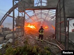 Un bombero trabaja en un sitio que fue alcanzado en medio de ataques con drones rusos en la región de Odesa, Ucrania, en esta imagen del 4 de septiembre de 2023.