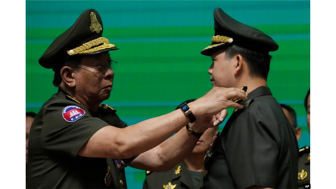 Panglima militer Kamboja Hun Manet (kanan), putra Perdana Menteri Kamboja Hun Sen, menerima promosi kenaikan pangkat jenderal bintang empat dari menterinya Tea Banh dalam upacara Angkatan Bersenjata Kerajaan Kamboja di Kementerian Pertahanan di Phnom Penh, Kamboja, Kamis, 20 April 2023. (AP/Heng Sinith)