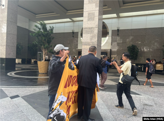 Aksi koalisi masyarakat sipil dan masyarakat dari Sulawesi dan Maluku yang menuntut penghentian pertambangan nikel sempat dihentikan oleh petugas hotel. (Foto: VOA/Ghita Intan)