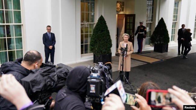 Zonja Von der Leyen duke folur me gazetarët në Shtëpinë e Bardhë pas takimit me Presidentin Biden (10 mars 2023)