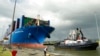 资料照片： 中远海运的一艘集装箱货轮停靠在巴拿马城的科科利船闸。(2018年12月3日)