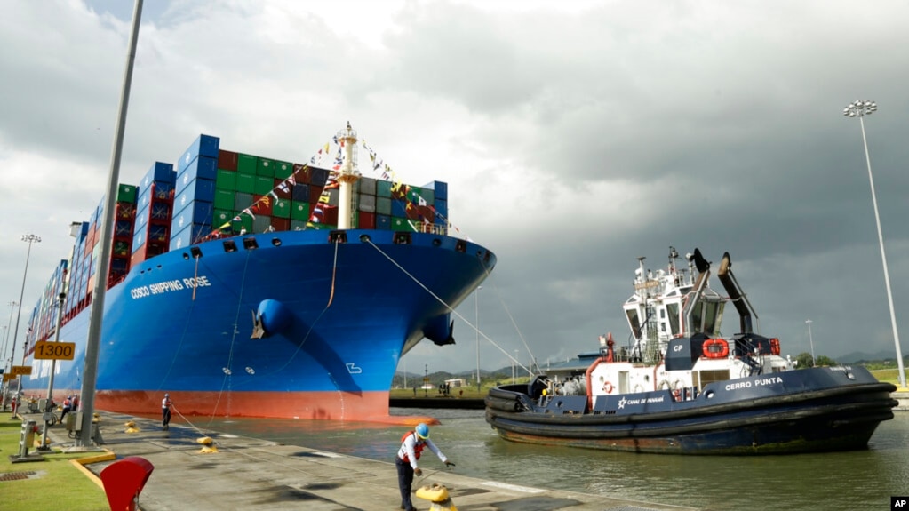 资料照片： 中远海运的一艘集装箱货轮停靠在巴拿马城的科科利船闸。(2018年12月3日)(photo:VOA)