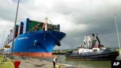 资料照片： 中远海运的一艘集装箱货轮停靠在巴拿马城的科科利船闸。(2018年12月3日)