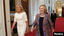 Mantan Menteri Luar Negeri AS Hillary Clinton (kanan) dan ibu negara Jill Biden tiba di acara penghargaan Praemium Imperiale Laureates di Gedung Putih, Washington, pada 12 September 2023. (Foto: Reuters/Kevin Lamarque)