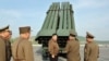 Pemimpin Korea Utara Kim Jong Un memeriksa sistem peluncur roket ganda 240 mm di lokasi yang dirahasiakan, 10 Mei 2024. (Foto: via AFP)