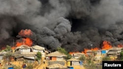 Kobaran api melalap kamp pengungsi Rohingya di Balukhali, distrik Cox's Bazar, Bangladesh, Minggu 5 Maret 2023.