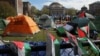 Mahasiswa AS mendirikan tenda-tenda untuk terus melakukan aksi protes mendukung warga Palestina dan menunut diakhirnya perang di Gaza dalam aksi di kampus Universitas Columbia di New York City. (Reuters) 