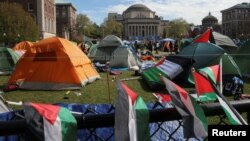 Mahasiswa AS mendirikan tenda-tenda untuk terus melakukan aksi protes mendukung warga Palestina dan menunut diakhirnya perang di Gaza dalam aksi di kampus Universitas Columbia di New York City. (Reuters) 
