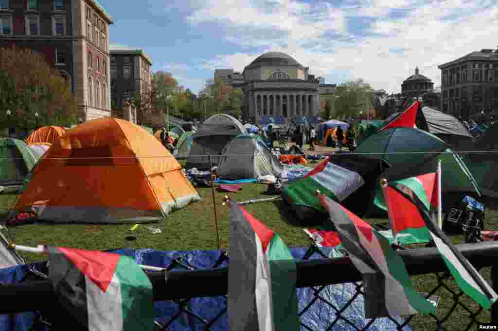 Mahasiswa AS mendirikan tenda-tenda untuk terus melakukan aksi protes mendukung warga Palestina di kampus Universitas Columbia, di New York City. (Reuters)&nbsp;