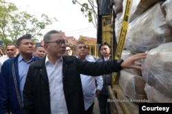 Menteri Perdagangan, Zulkifli Hasan bersama Wakil Gubernur Riau, Edy Nasution dan Plt Direktur Jenderal Perlindungan Konsumen dan Tertib Niaga, Moga Simatupang memusnahkan 730 bal pakaian, sepatu, dan tas bekas yang diduga asal impor senilai kurang lebih Rp10 miliar di Pekanbaru, Riau, Jumat (17/03). (Biro Humas Kemendag)