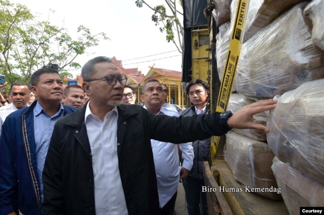 Menteri Perdagangan, Zulkifli Hasan bersama Wakil Gubernur Riau, Edy Nasution dan Plt Direktur Jenderal Perlindungan Konsumen dan Tertib Niaga, Moga Simatupang memusnahkan 730 bal pakaian, sepatu, dan tas bekas yang diduga asal impor senilai kurang lebih Rp10 miliar di Pekanbaru, Riau, Jumat (17/03). (Biro Humas Kemendag)