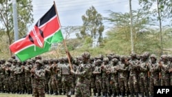 Wanajeshi wa Jeshi la Ulinzi la Kenya (KDF) wakikabidhi bendera kwa rais wa nchi hiyo, William Ruto kabla ya kupelekwa DRC kama sehemu ya EARDC. Picha na Tony KARUMBA/AFP.