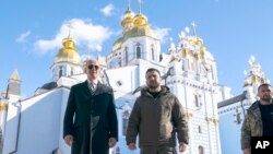 ইউক্রেনের প্রেসিডেন্ট ভলোদিমির জেলেন্সকি এবং যুক্তরাষ্ট্রের প্রেসিডেন্ট জো বাইডেন কিয়েভে, সেন্ট মাইকেলস ক্যাথেড্রালের সামনে । ২০ ফেব্রুয়ারি, ২০২৩।