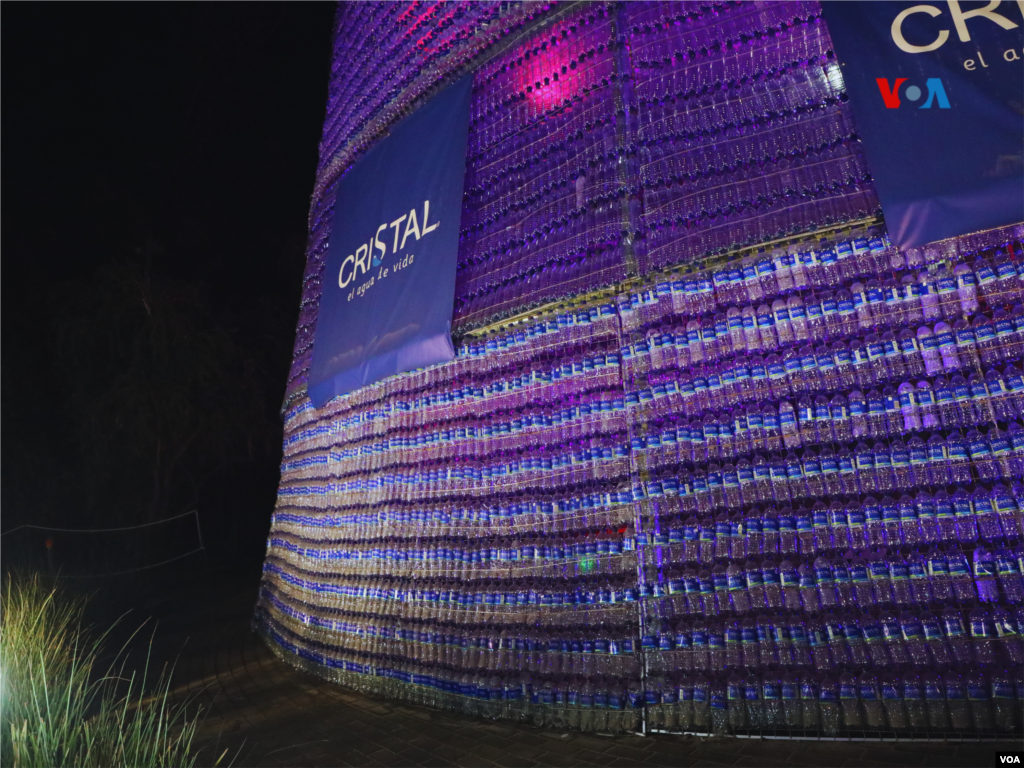 Botellas plásticas conforman el árbol de Navidad más alto del mundo, de acuerdo con los Récords Guinness, hecho con botellas recicladas.&nbsp; &nbsp;