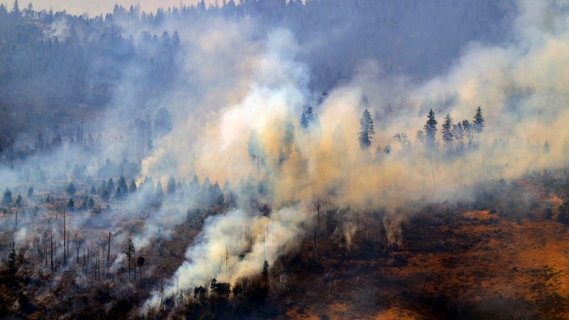 After destroying nearly 200 structures, US wildfire threatens thousands more