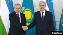 ປະ​ທາ​ນາ​ທິ​ບໍ​ດີ​ອຸ​ສ​ເບັກ​ກິ​ສ​ຖານ ທ່ານ Shavkat Mirziyoyev ຈັບ​ມື​ກັບ​ປະ​ທາ​ນາ​ທິ​ບໍ​ດີ​ກາ​ຊັກ​ສະ​ຖານ ທ່ານ Kassym-Jomart Tokayev ທີ່​ເມືອງ Shymkent ກາ​ຊັກ​ສະຖານ ເມື່ອ​ວັນ​ທີ 3 ມີ​ນາ 2023. (Courtesy President.uz)