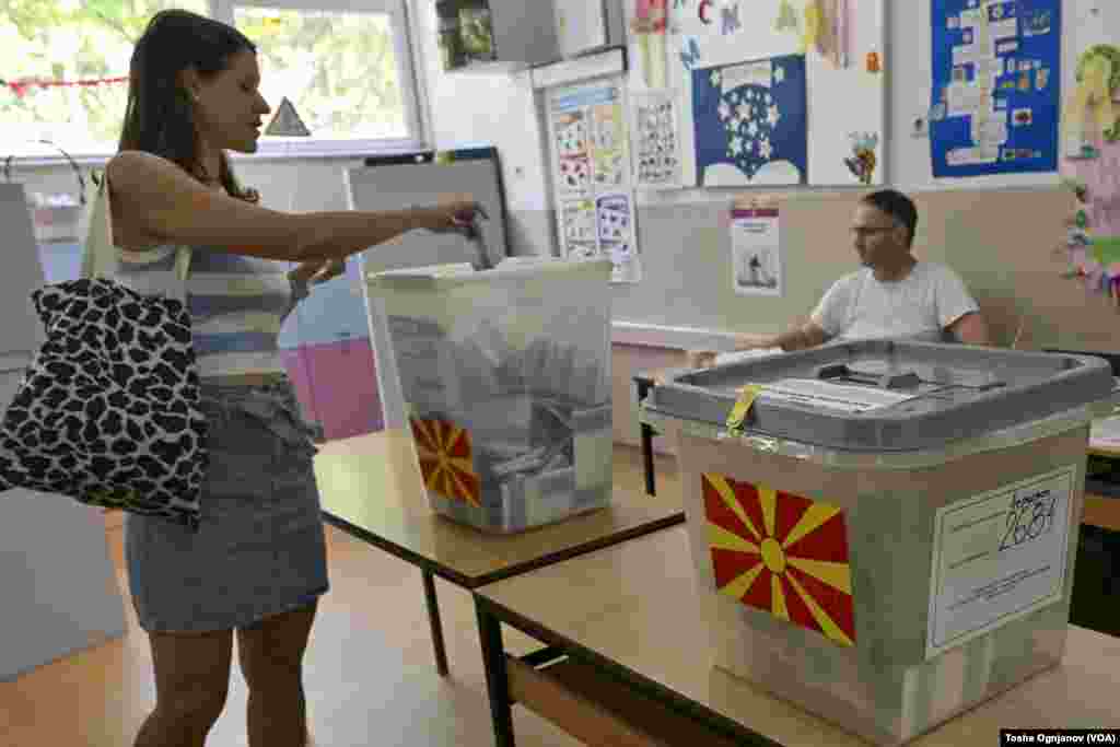 Македонските граѓани излегоа на гласање, на располагање имаат две гласачки кутии: За претседател и за пратеници во Македонското собрание.