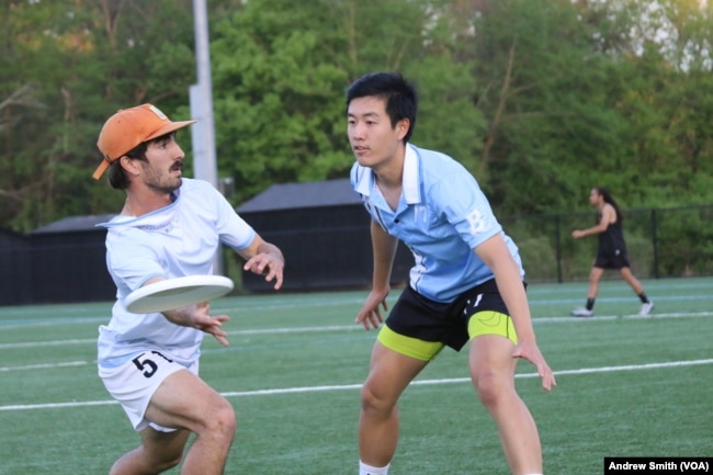 Members of the University of North Carolina Darkside men's ultimate frisbee team at a training session in Chapel Hill, North Carolina onThursday, April 13, 2023. (VOA/Andrew Smith)