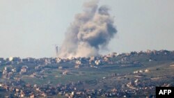 ২০২৪ সালের ২৮ ফেব্রুয়ারি ইসরাইলি বোমা হামলার সময় লেবাননের বিনতে জাবিল গ্রামের ওপরে ধোঁয়া দেখা যাচ্ছে।