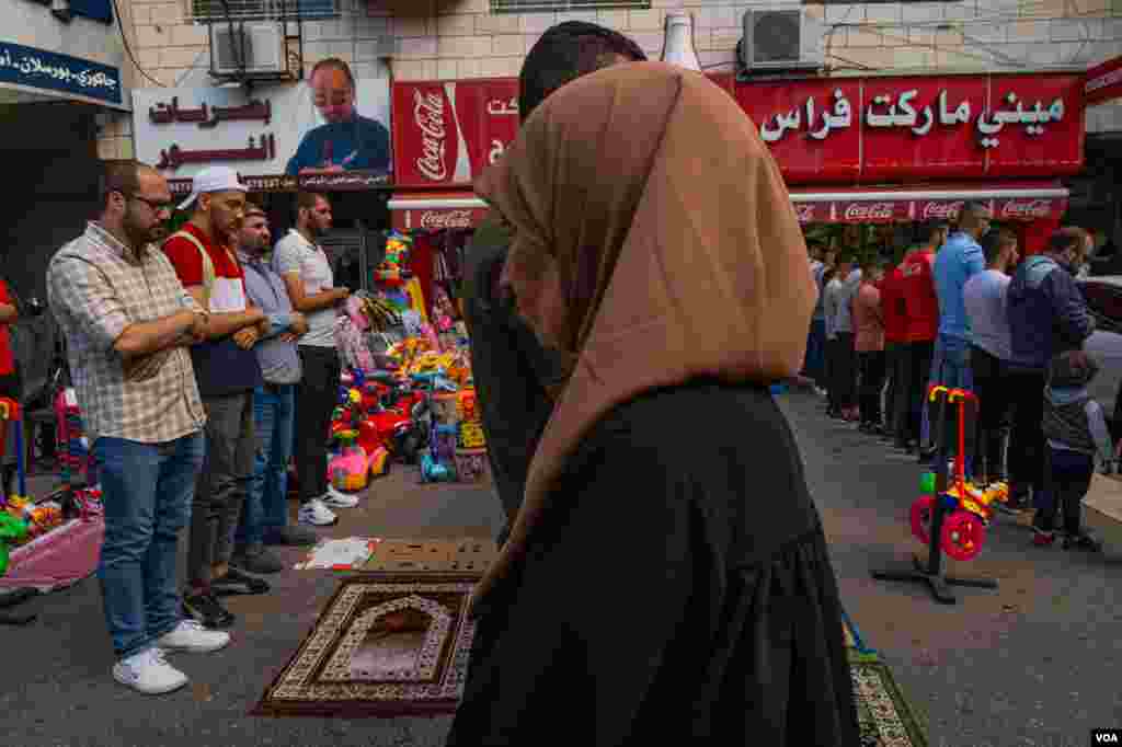 Hundreds of people gather outside the main Mosque in Ramallah for Friday prayers, Oct. 20, 2023. (Yan Boechat/VOA)