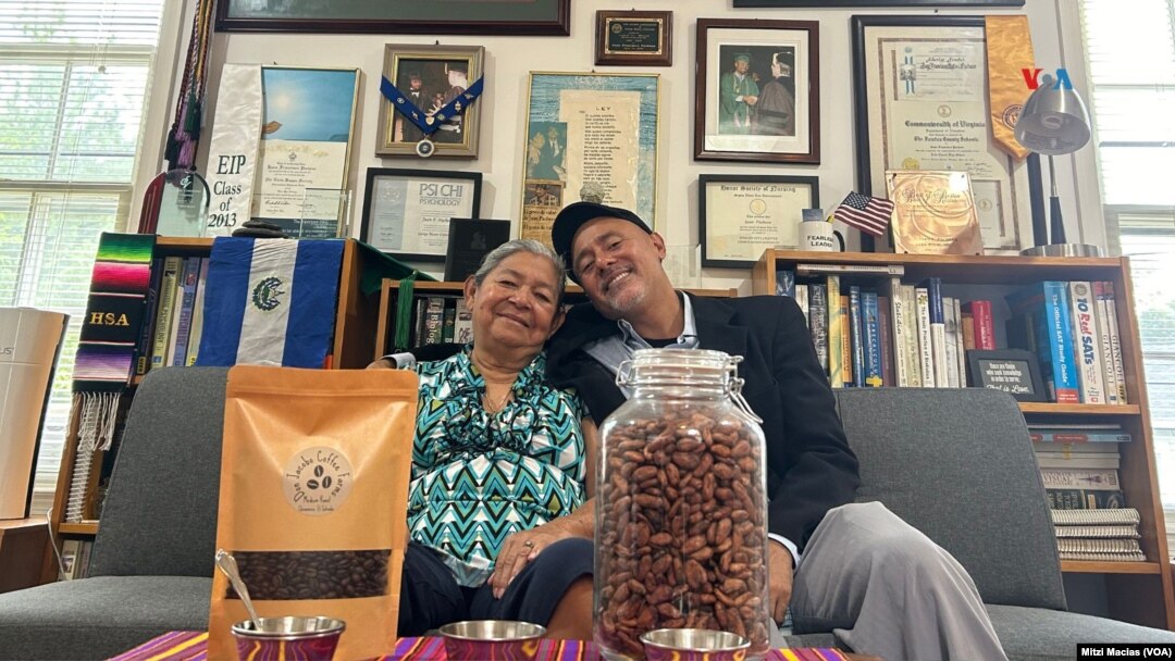 Juan Pacheco junto a su madre se sienten felices de empezar a ver los frutos de años de sacrificio.