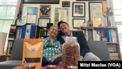 Juan Pacheco junto a su madre se sienten felices de empezar a ver los frutos de años de sacrificio.