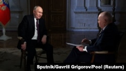 2024年3月12日，俄罗斯总统普京在莫斯科接受采访时与俄罗斯媒体集团总干事德米特里·基谢廖夫交谈。（路透社照片）