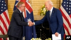 El presidente de EEUU, Joe Biden, y el primer ministro australiani Anthony Albanese, se estrechan la mano durante una cumbre en Tokio el 24 de mayo de 2022.