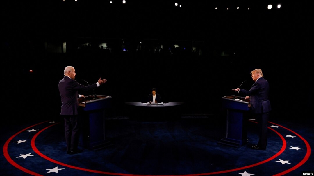 Capres dari Partai Demokrat, Joe Biden, dan petahana Presiden AS Donald Trump saat debat capres AS kedua pada 2020 di Belmont Universtity di Nashville, Tennessee, 22 Oktober 2020. (Foto: Jim Bourg/Pool/Reuters)