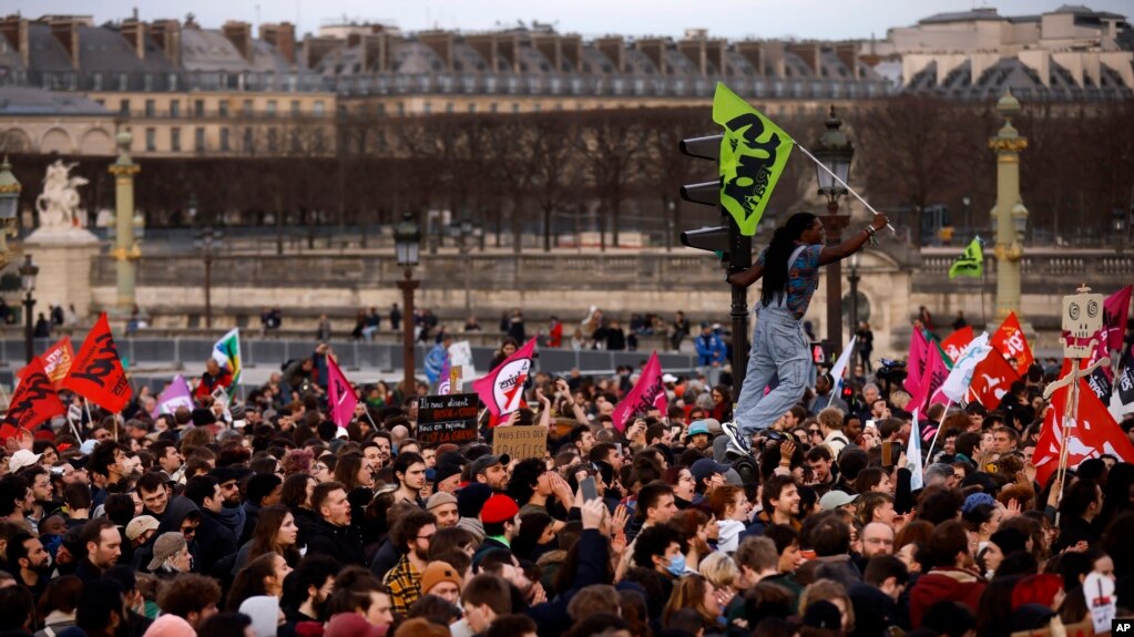 法国民众在巴黎协和广场抗议马克龙提高退休年龄。（2023年3月16日）(photo:VOA)