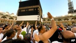 Jemaah haji mengelilingi Ka'bah saat menunaikan ibadah haji di Mekkah, Arab Saudi, Minggu, 25 Juni 2023. (Foto: AP)