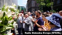 Bosnia and Herzegovina -- Kamion s tabutima posmrtnih ostataka žrtava genocida u Srebrenici na putu ka Srebrenici kratko se zaustavio u Sarajevo, 9. juli 2023.