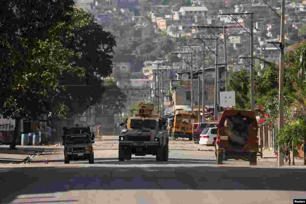 En la imagen aparece un vehículo armado cerca de la Penitenciaría Nacional luego de violentos enfrentamientos en la capital que dañaron las comunicaciones y provocaron una fuga de esta prisión principal en Puerto Príncipe, Haití, el 3 de marzo de 2024.