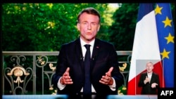 9일 에마뉘엘 마크롱 프랑스 대통령이 프랑스 파리에서 대국민 연설을 갖고 있다.
