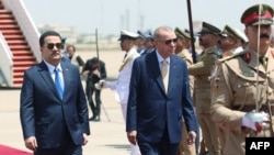 22일 레제프 타이이프 에르도안 튀르키예 대통령이 이라크를 공식 방문해 모하메드 알수다니 이라크 총리와 함께 환영 행사에 참석했다.