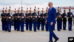 El presidente Joe Biden camina junto a una guardia de honor francesa después de llegar al aeropuerto de Orly, al sur de París, el miércoles 5 de junio de 2024. Biden está en Francia para conmemorar el 80 aniversario del Día D.