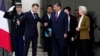 法國總統馬克龍（左二）與歐盟委員會主席烏馮德萊恩（右）在與中國國家主席習近平舉行三方會談後走出巴黎愛麗舍宮。 （2024年5月6日）