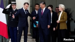 法國總統馬克龍（左二）與歐盟委員會主席烏馮德萊恩（右）在與中國國家主席習近平舉行三方會談後走出巴黎愛麗舍宮。 （2024年5月6日）