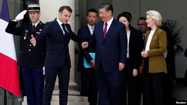 法国总统马克龙(左二)与欧盟委员会主席乌尔苏拉·冯德莱恩(右)在与中国国家主席习近平举行三方会谈后走出巴黎爱丽舍宫。(2024年5月6日)