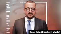 Onur Erîm, Şirovekarê Sîyasî