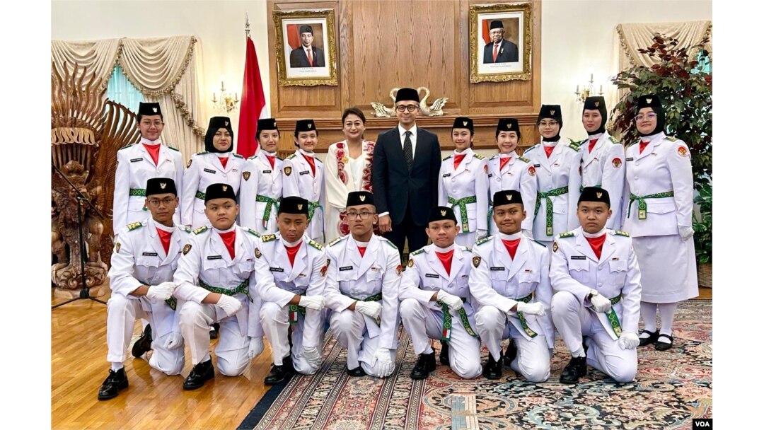 Pengukuhan 16 personel Paskibra Washington DC pada hari Kamis (15/8) yang akan mengibarkan bendera pada peringatan Hari Kemerdekaan 17 Agustus mendatang.