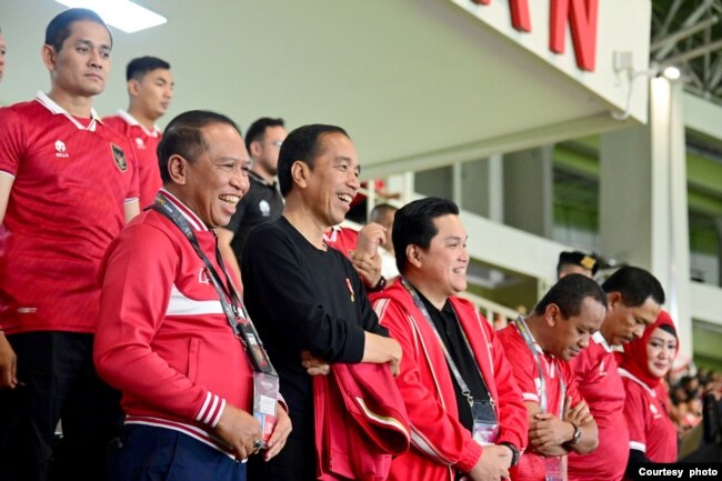Presiden Joko Widodo bersama Ketua Umum PSSI Erick Thohir menyaksikan langsung pertandingan di Stadion Manahan, Solo. (Courtesy: Setpres RI)