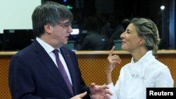 西班牙副首相尤兰达·迪亚兹(右)2023年9月4日在比利时布鲁塞尔的欧洲议会与加泰罗尼亚分离主义领导人卡莱斯·普伊格德蒙特会谈。 （路透社图片）