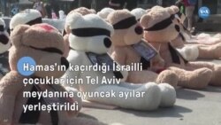 Hamas’ın kaçırdığı İsrailli çocuklar için Tel Aviv meydanına oyuncak ayılar yerleştirildi 