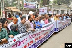 Wartawan Dainik Dinkal menggelar unjuk rasa di Dhaka, memprotes perintah otoritas Dhaka untuk menutup penerbitan media tersebut, 20 Februari 2023. (Munir uz zaman / AFP)